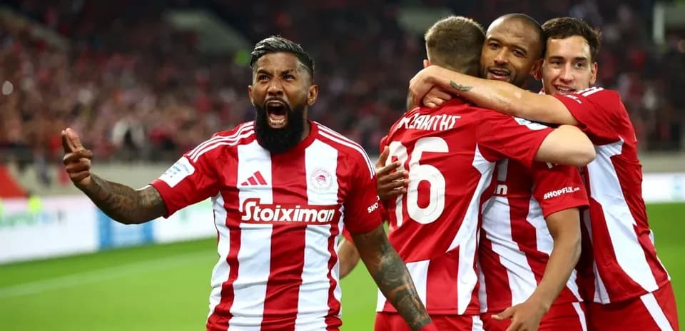 Olympiakos players celebrating a goal