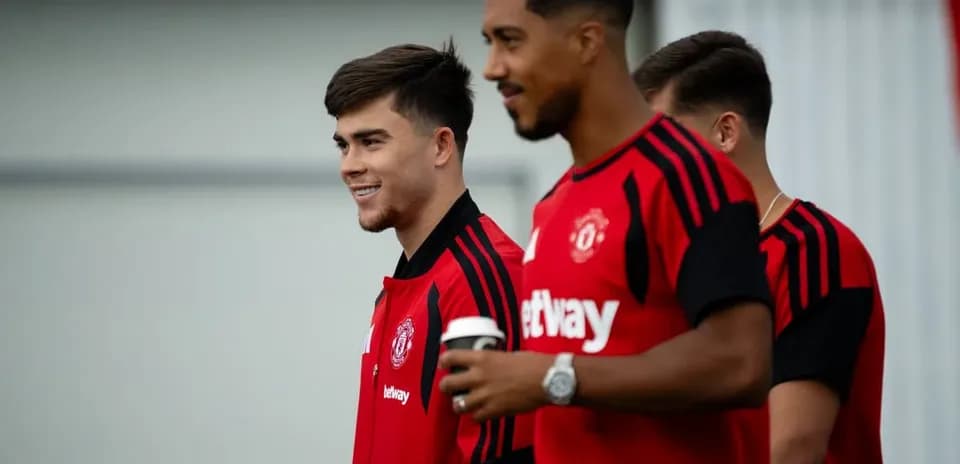 Players in Manchester United training kits during session