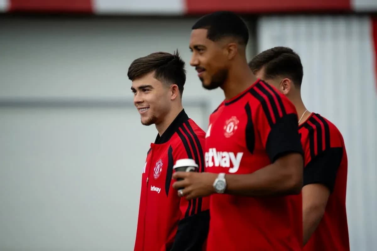 Players in Manchester United training kits during session