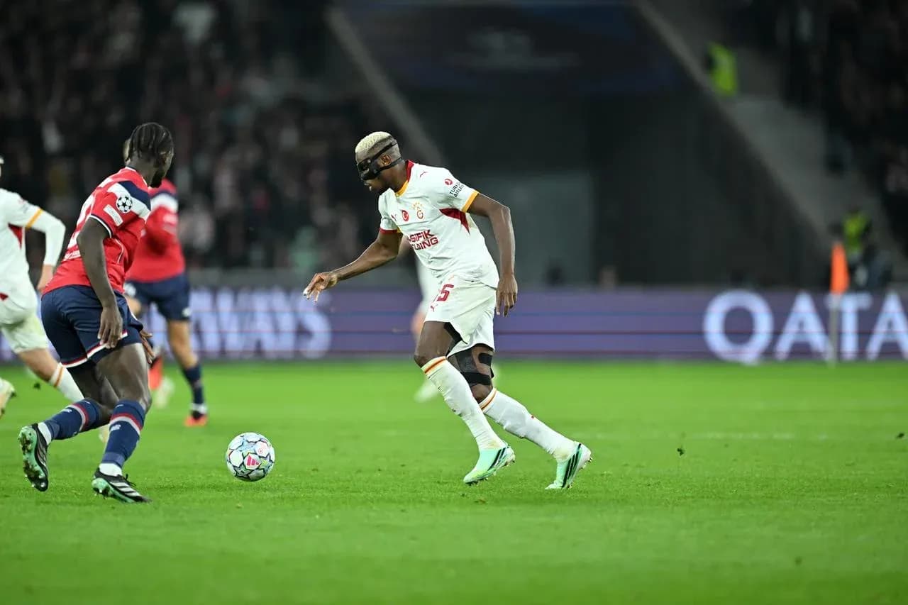 Player dribbling ball during Lille vs Galatasaray match