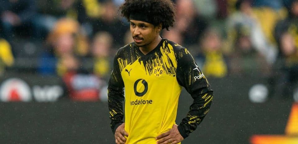 Player in Borussia Dortmund jersey during match