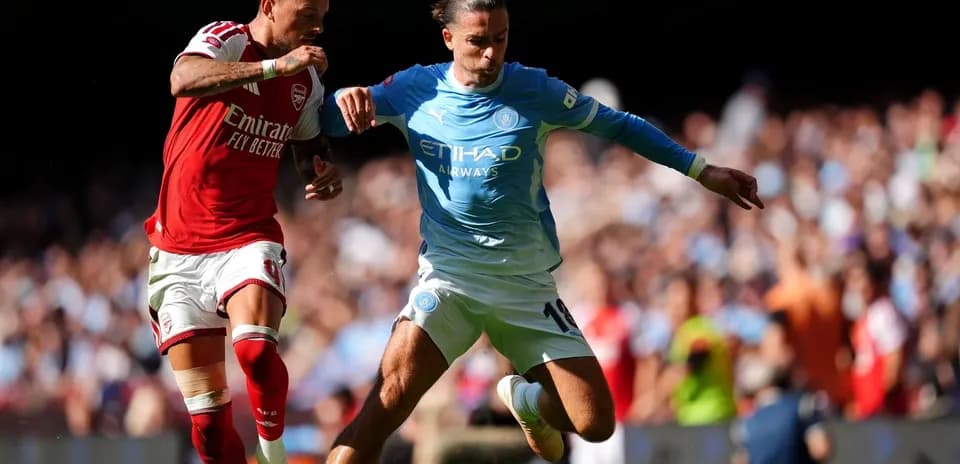 Arsenal and Manchester City players contesting the ball