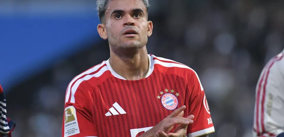 Player in Bayern Munich jersey clapping during match