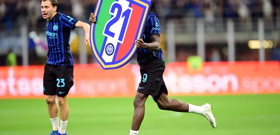 Inter players celebrating Serie A victory