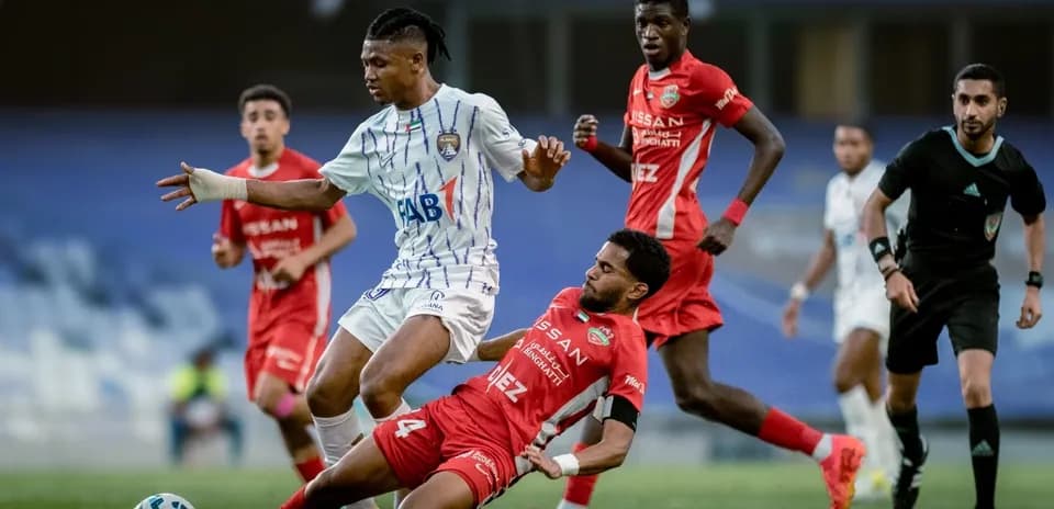 Al Ain U23 player evading tackle from Al Sharjah U23