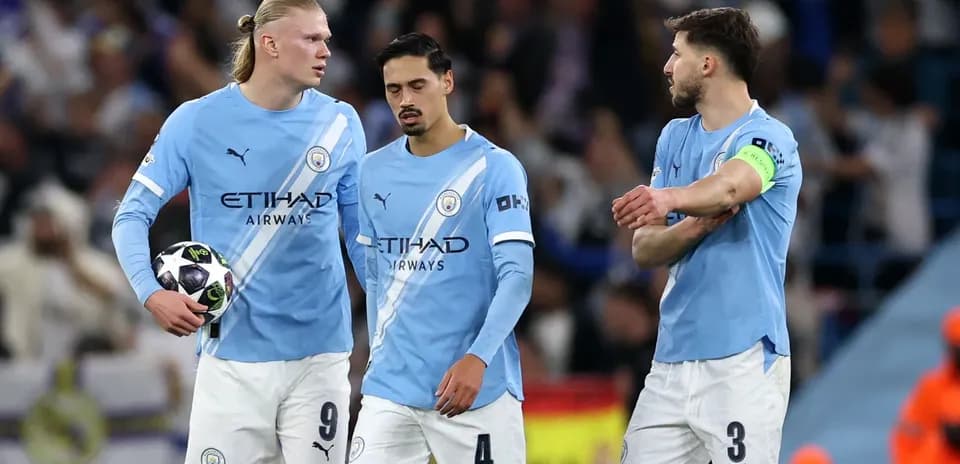 Manchester City players discussing during match