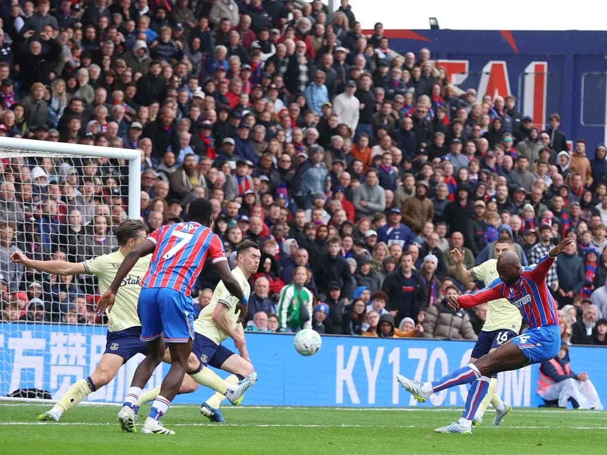 Crystal Palace player shoots on goal against Everton
