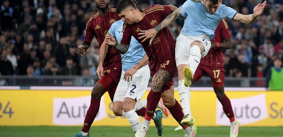 AS Roma and Lazio players competing for the ball