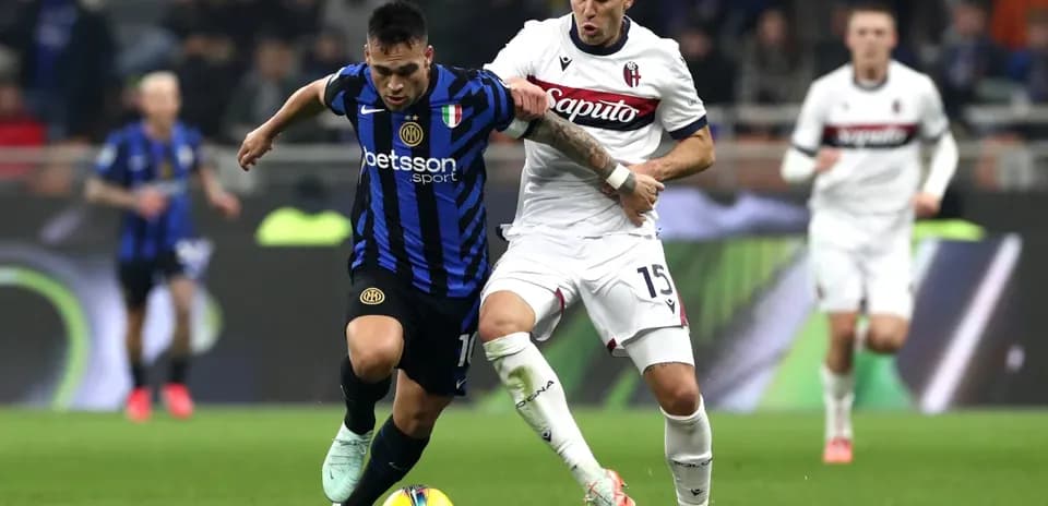 Bologna and Inter players competing for the ball