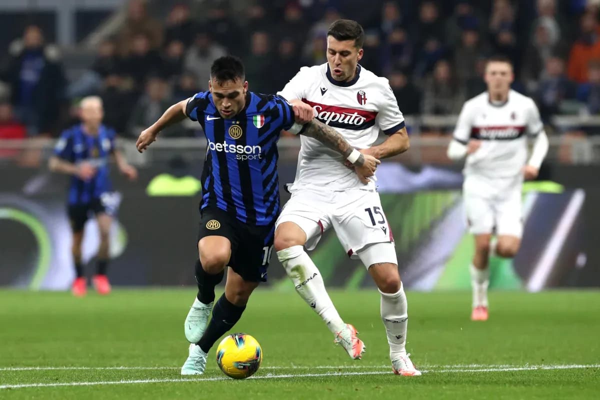 Bologna and Inter players competing for the ball