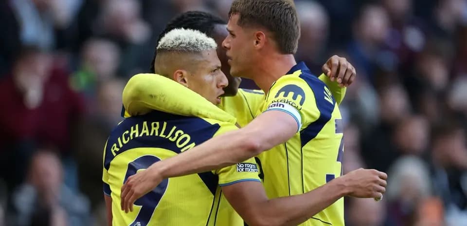 Tottenham players celebrating a goal