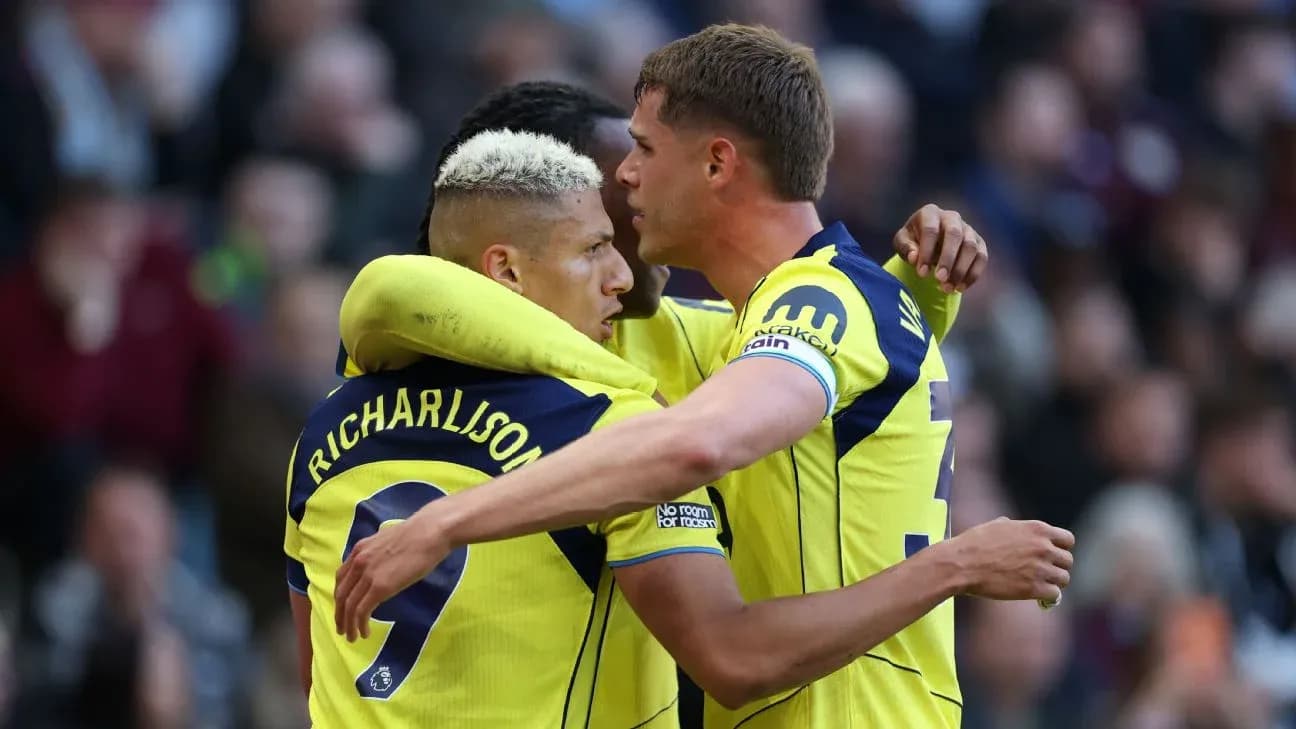 Tottenham players celebrating a goal