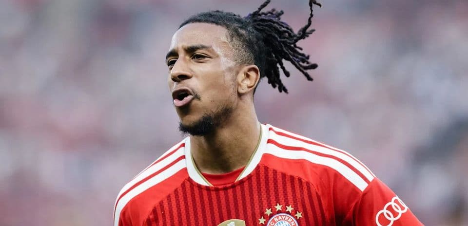 Player celebrating in Bayern Munich jersey during match