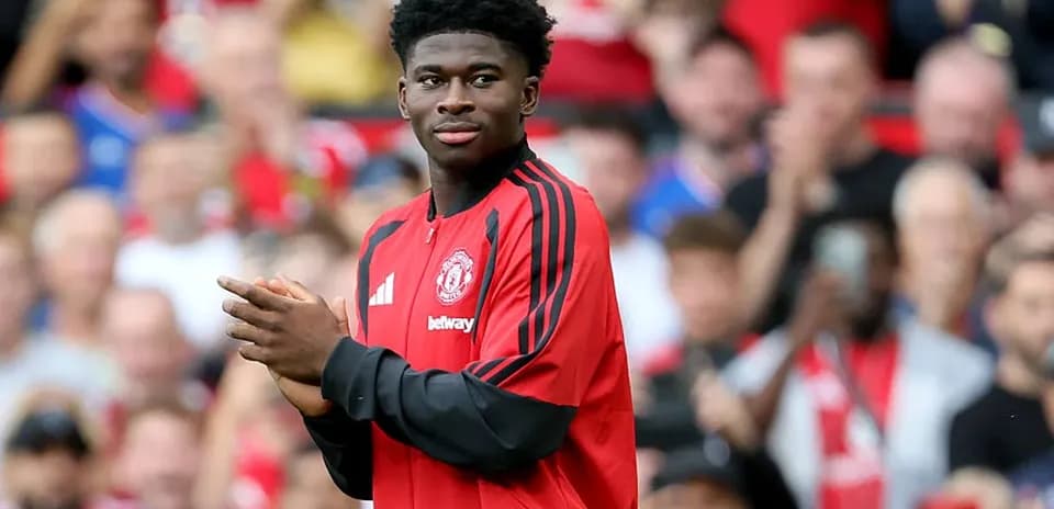 Player clapping during Manchester United match warm-up