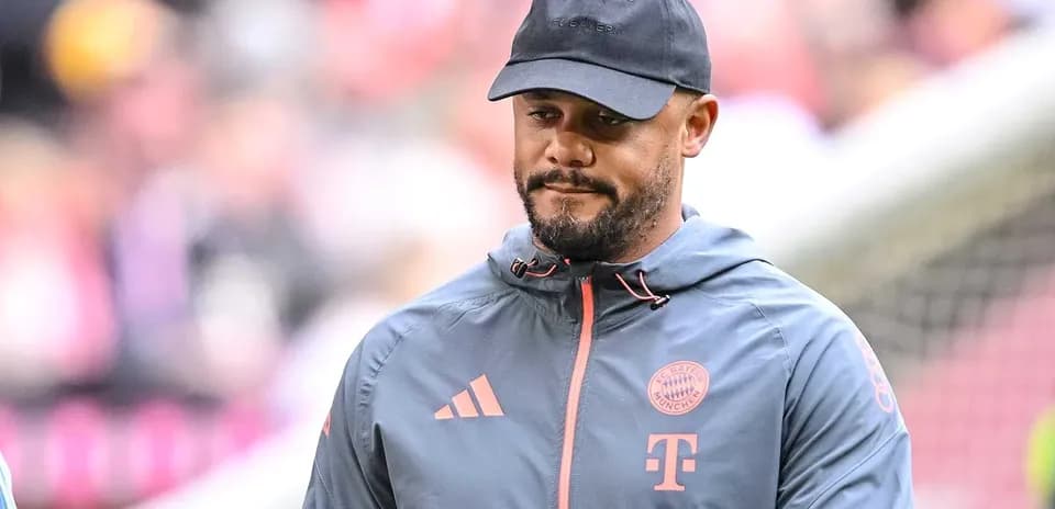 Bayern Munich coach walking on the pitch