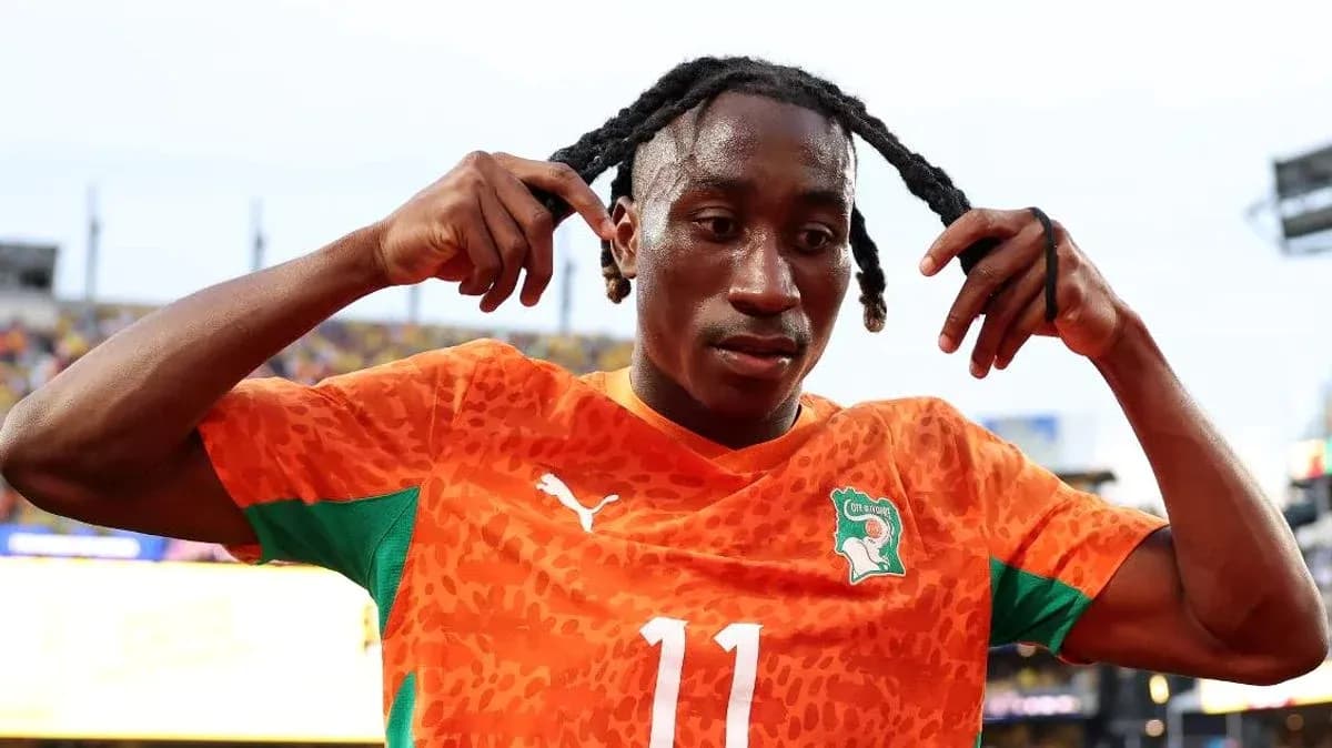 Player adjusting his hair during a match