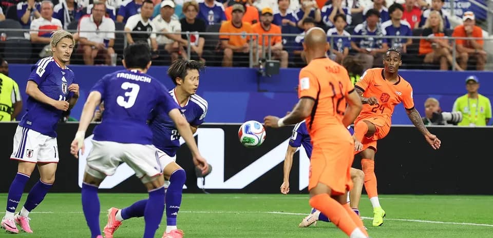Players from Netherlands and Japan during match