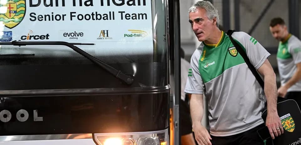 Manager exiting team bus for Dún na nGall