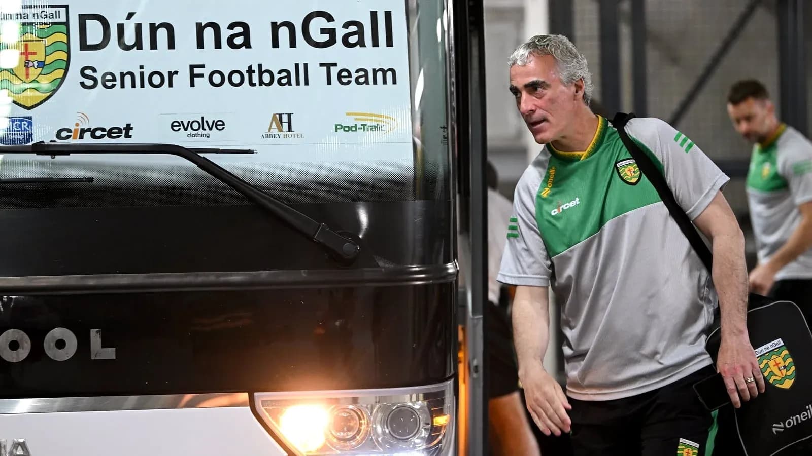 Manager exiting team bus for Dún na nGall