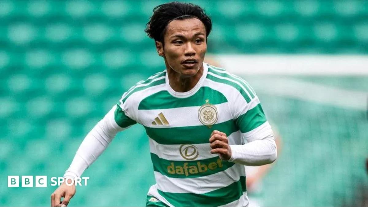 Player running on the pitch in Celtic jersey