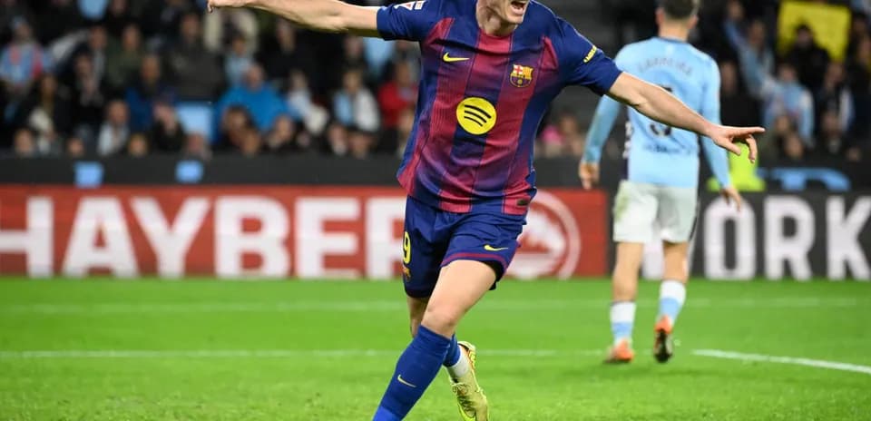 Robert Lewandowski celebrating a goal for Barcelona