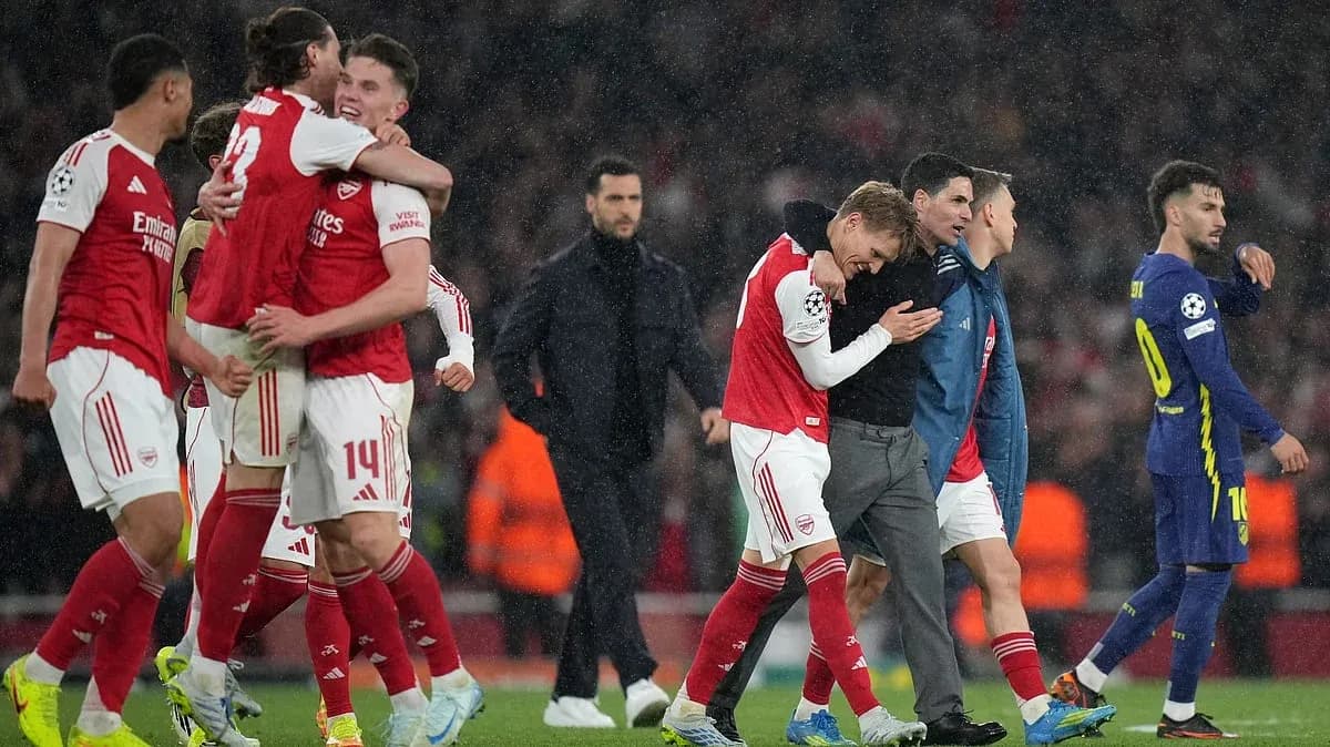 Arsenal players celebrating victory after match