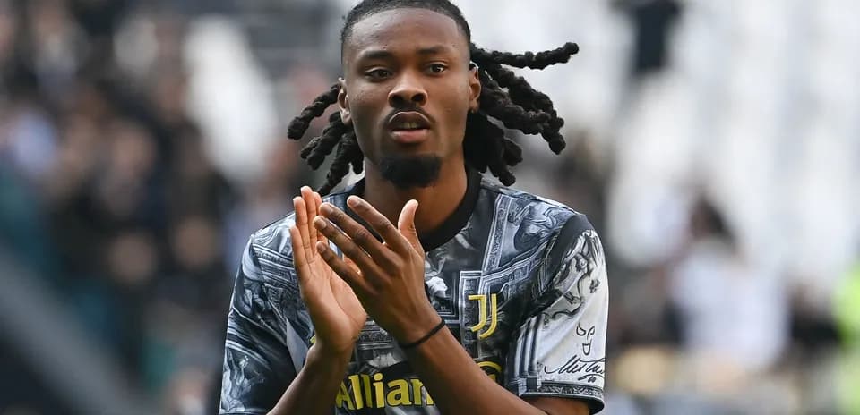 Player applauding fans in Juventus jersey