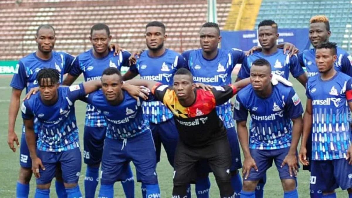 Rivers United team photo before match