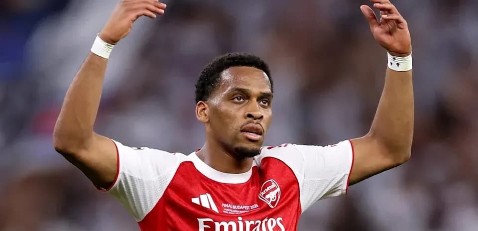 Player gesturing during match in Arsenal kit