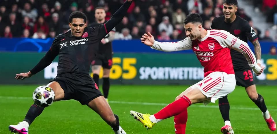 Arsenal player kicking the ball against Leverkusen