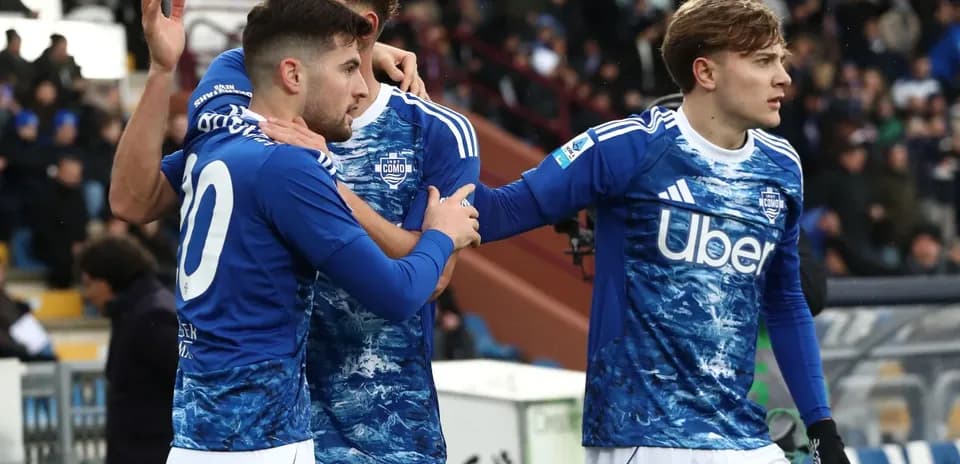 Como players celebrating a goal during match