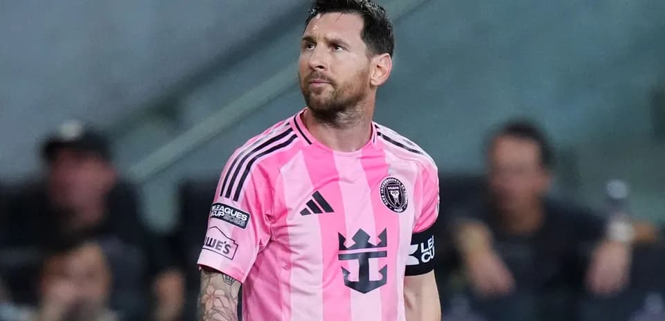 Lionel Messi in pink Inter Miami jersey during match