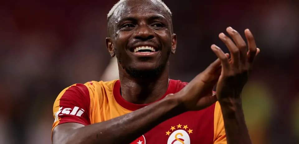 Player celebrating in Galatasaray jersey on field
