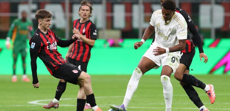 Players during the AC Milan vs Pisa match.