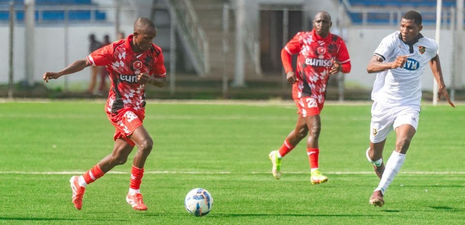 Kano Pillars player dribbling past Doma United defenders