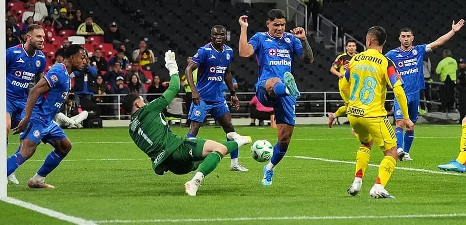Cruz Azul player kicking the ball during match