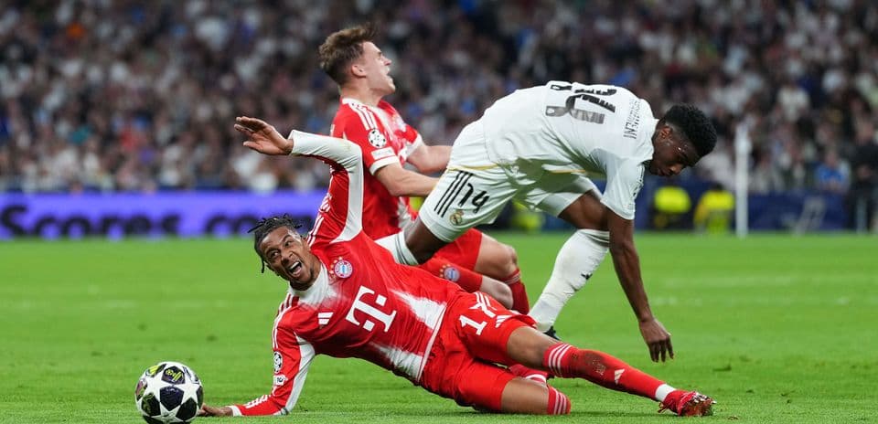 Bayern player falls during Champions League match