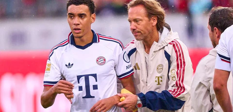 Bayern Munich player receiving guidance from staff