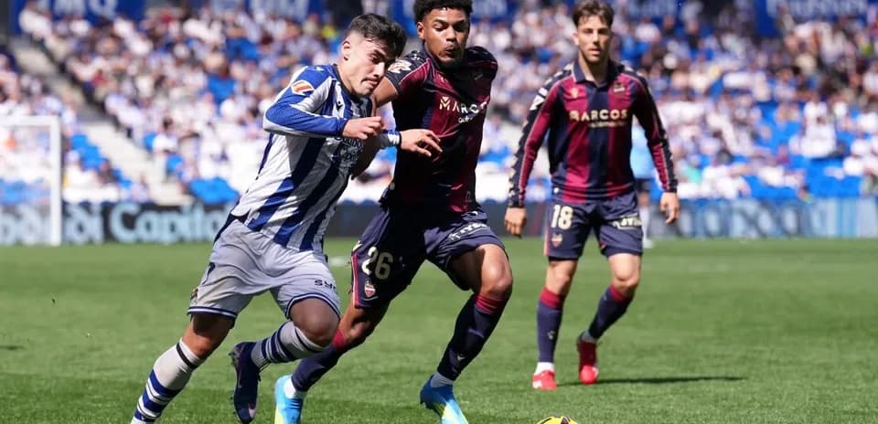 Real Sociedad player dribbling past Levante defender