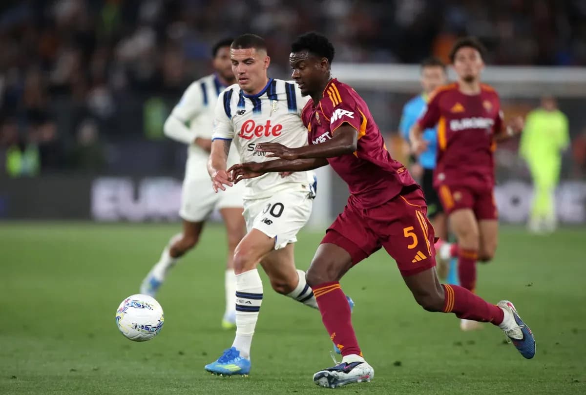 AS Roma player challenges Atalanta midfielder for the ball