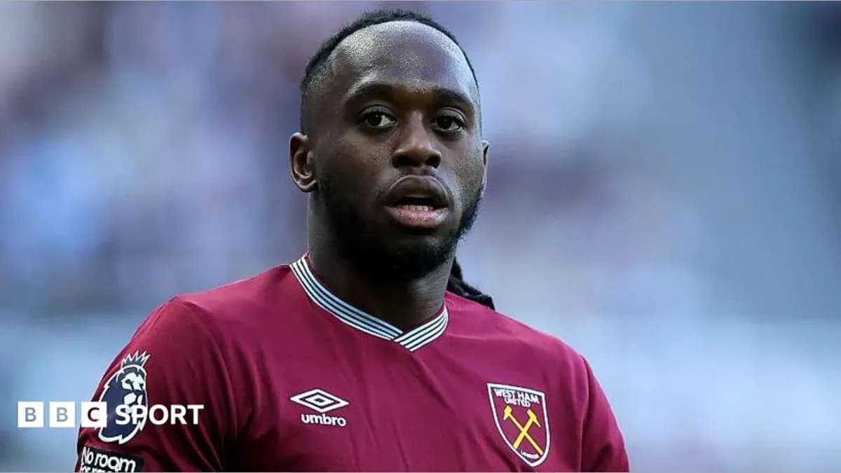 Player in West Ham United kit on the field