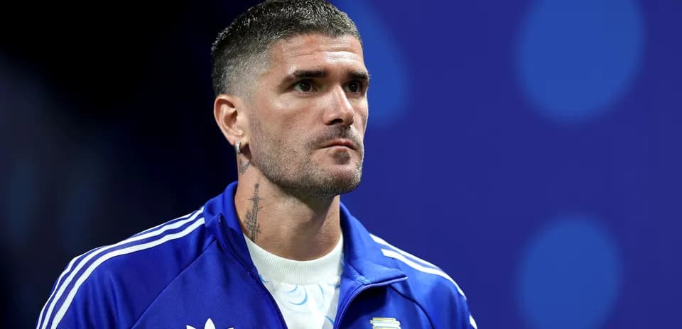 Player in blue tracksuit with Argentina emblem
