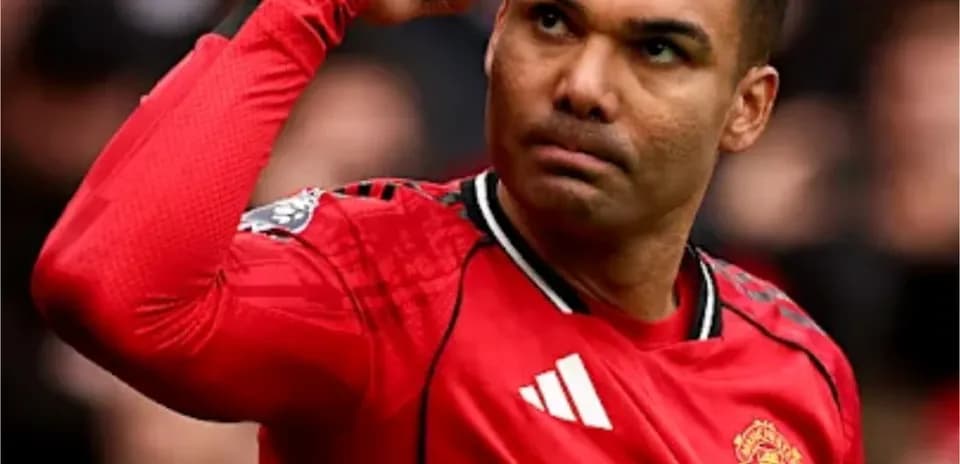 Player signaling during Manchester United match
