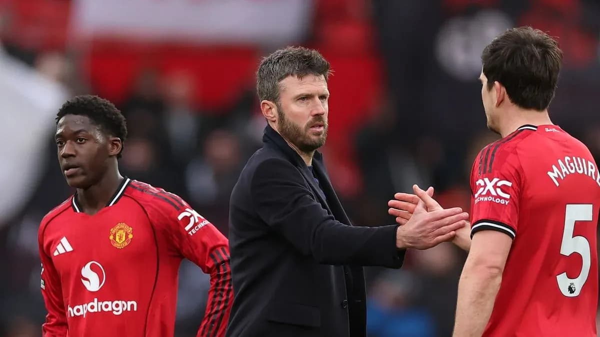Manchester United players and coach during match interaction