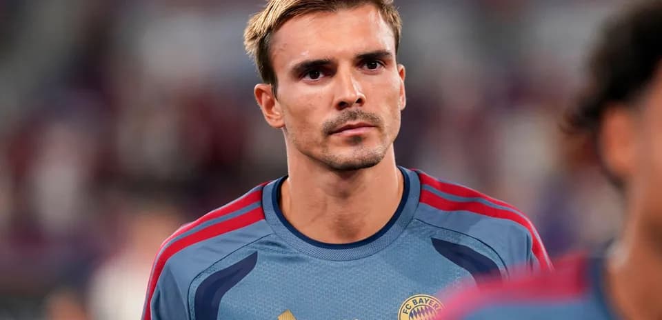 Player in Bayern Munich training kit before match