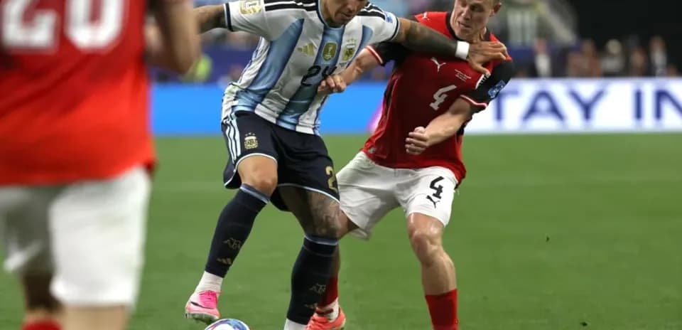 Argentinian player dribbling past Austrian defender
