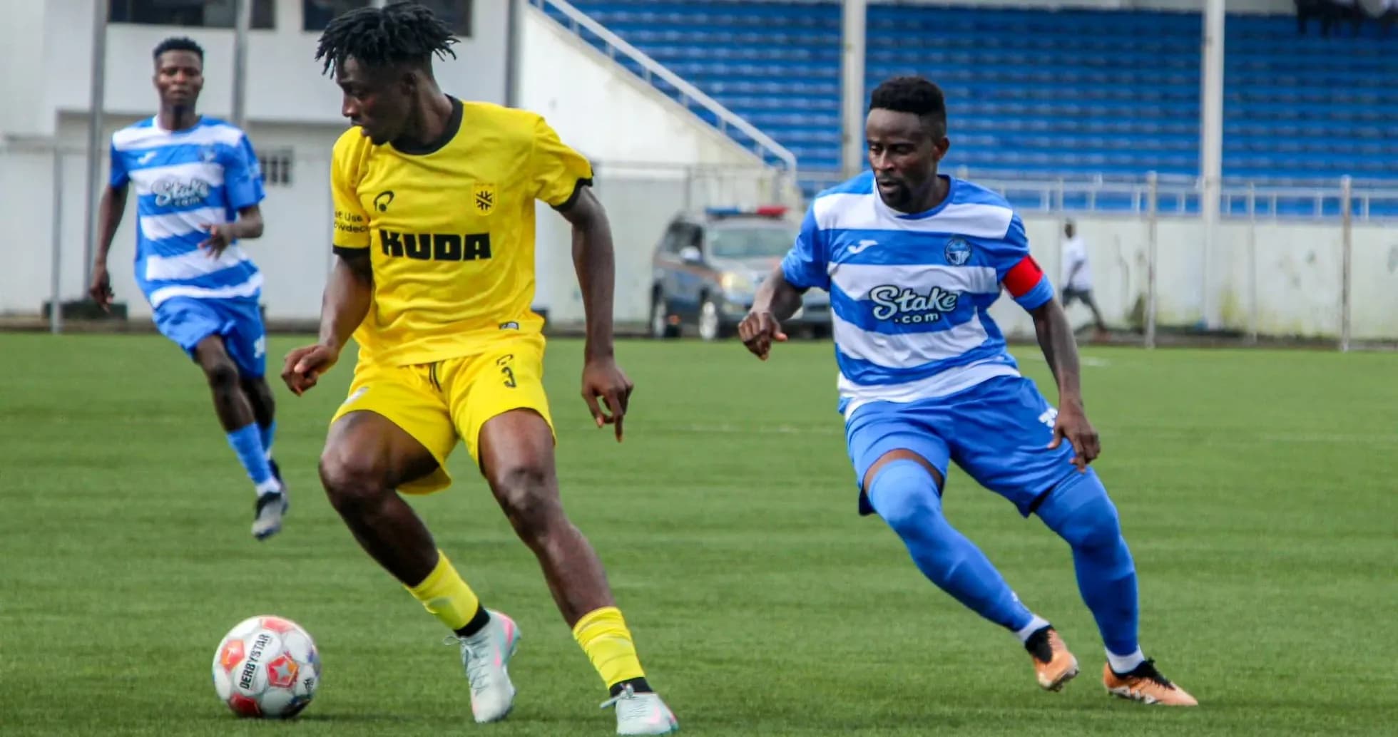 Kano Pillars player dribbling against Enyimba