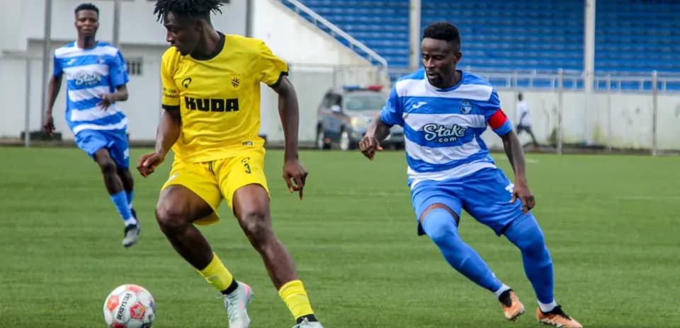 Kano Pillars player dribbling against Enyimba