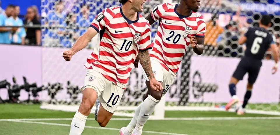 USA players celebrating a goal during match