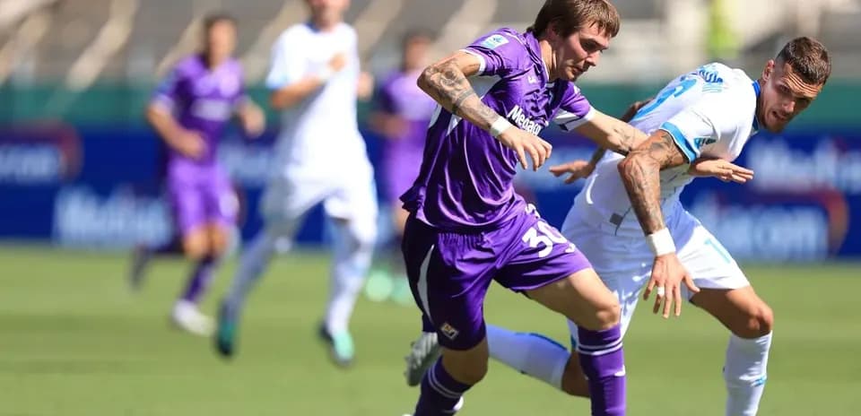 Fiorentina player dribbling against Napoli defender